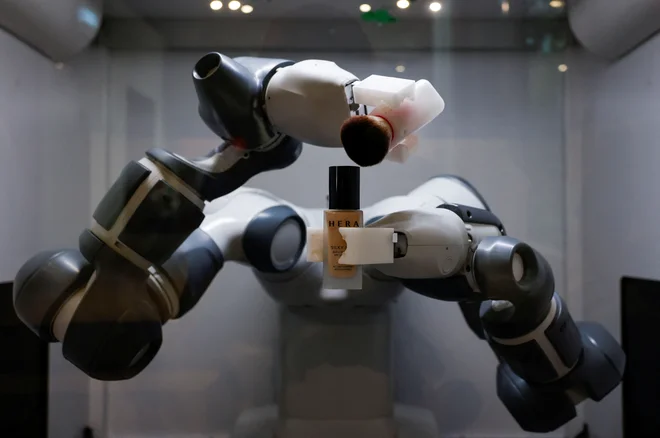 Robot na fotografiji uporablja orodja umetne inteligence za izdelavo personaliziranega kozmetičnega izdelka.
Foto Soo-hyeon Kim/Reuters