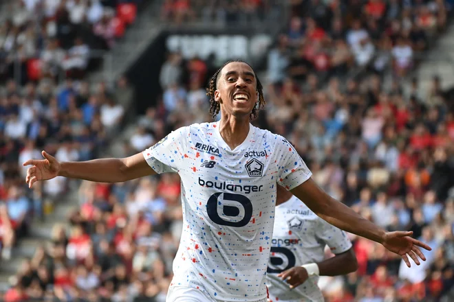 Leny Yoro je druga poletna okrepitev Manchester Uniteda. FOTO: Sebastien Salom-gomis/AFP