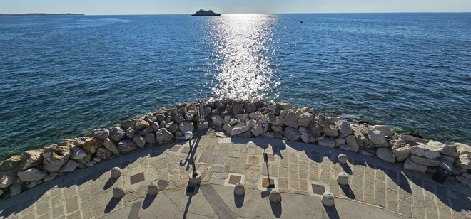 Pogled skozi okno piranskega svetilnika Foto Boris Šuligoj