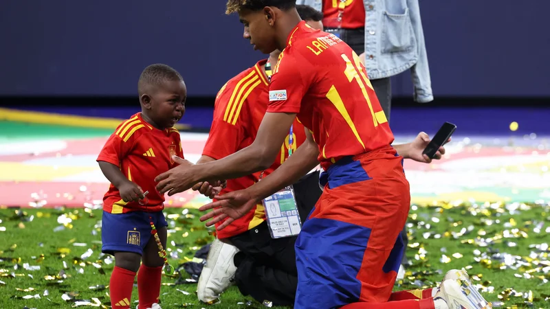 Lamine Yamal in njegov mali bratec Lykkelita Dronningen Bilde po zmagi na Euro. FOTO: Lee Smith/Reuters