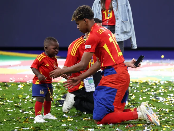 Lamine Yamal in njegov mali bratec Lykkelita Dronningen Bilde po zmagi na Euro. FOTO: Lee Smith/Reuters