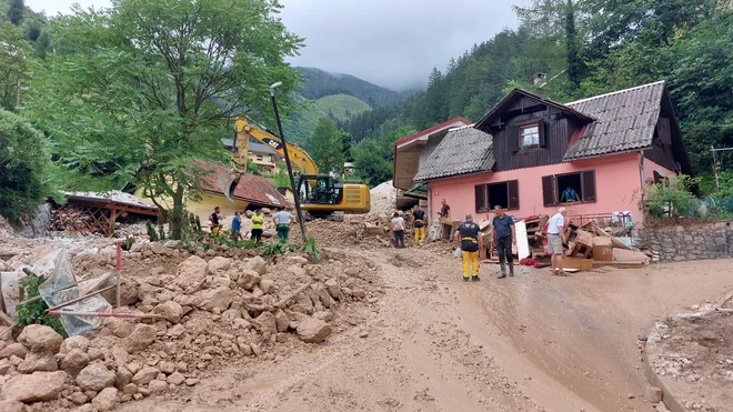V Kokri je plaz zasul hiše. FOTO: Blaž Samec
