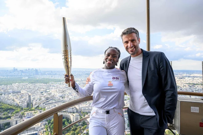 Judoistka Clarisse Agbegnenou in Tony Estanguet sta sprejela olimpijsko baklo. FOTO: AFP