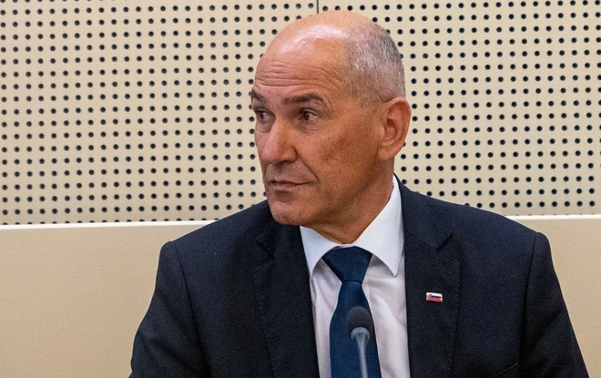 »V interesu celotne Slovenije, našega razvoja in prihodnosti nas ter naših otrok, je, da je ta žalostni svobodni mandat čim krajši,« meni Janez Janša. FOTO: Voranc Vogel/Delo