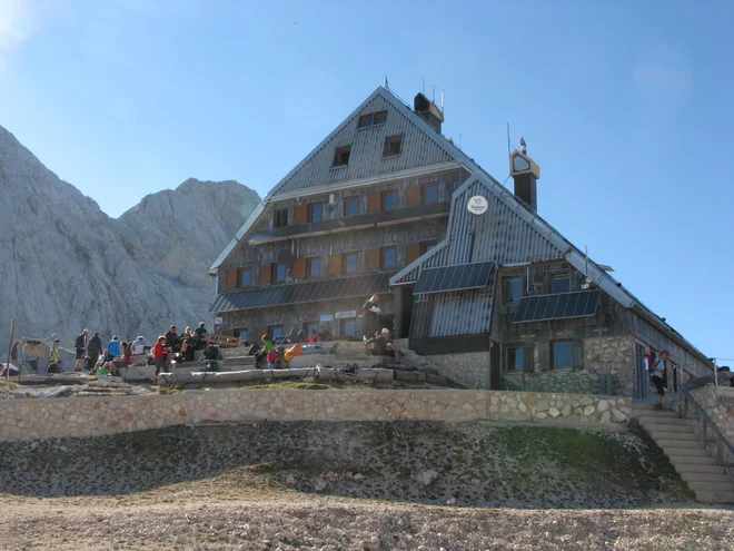 Na Kredarici 60 do 70 odstotkov prenočitev ustvarijo tuji gostje. FOTO: Blaž Račič/Delo