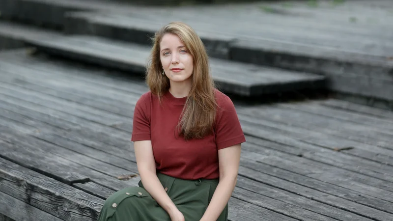 Tanja Božić je končala študij primerjalne književnosti in francoščine na Filozofski fakulteti v Ljubljani. Pesmi in kratke zgodbe redno objavlja v tisku in na spletu. FOTO: Blaž Samec