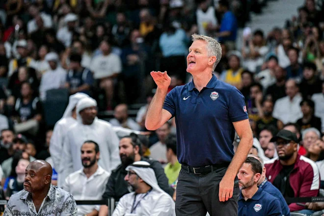 Selektor Steve Kerr med pogovorom z igralci ZDA. FOTO: Giuseppe Cacace/AFP