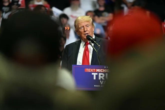 Republikanski kandidat za predsednika ZDA Donald Trump je imel v soboto prvo predvolilno zborovanje po preživelem poskusu atentata. FOTO: Jim Watson/AFP