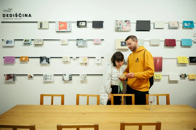 Pri nas si je zine mogoče ogledati v dveh čitalnicah: Zine Vitrine v Ljubljani (na fotografiji) in Zinko tiček v Postojni. FOTO: Pia Klančar