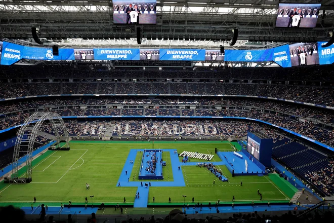 Santiago Bernabeu se spreminja v svetišče najvplivnejših ljudi na svetu. FOTO: Oscar Del Pozo/AFP