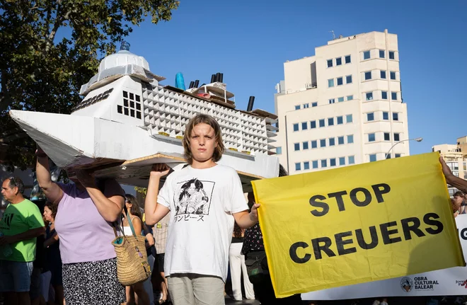 Že pred osmimi tedni se je na protestu zbralo 25.000 ljudi, ki so opozarjali na posledice množičnega turizma. FOTO: Jaime Reina/AFP