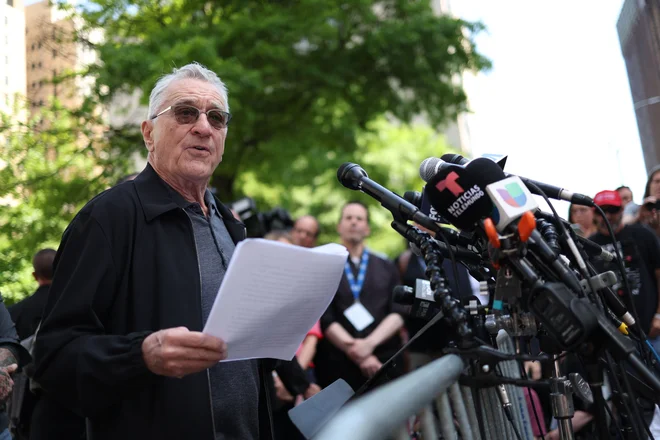 Robert De Niro je Trumpa označil za »klovna«, ki bo ob ponovni izvolitvi postal večni diktator. Odločno je podprl Bidna, ob njegovem umiku pa čuti spoštovanje in naklonjenost. FOTO: Charly Triballeau/AFP