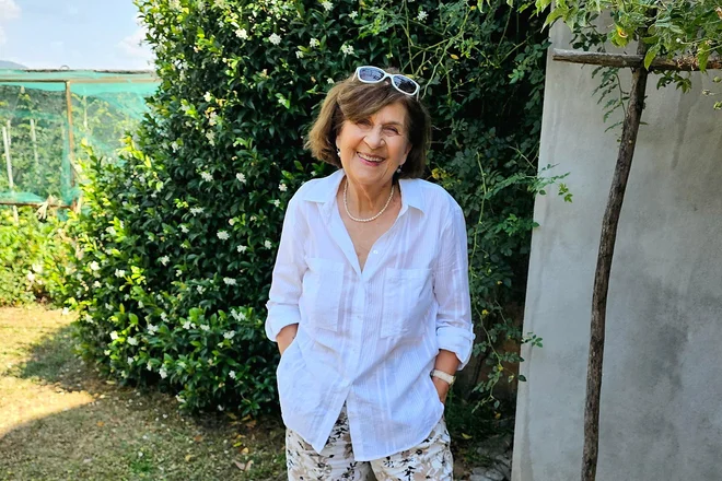 »Ne vem, kdaj se mi je zapisala prva zgodbica. Kar vrstile so se skozi leta. Največ jih je iz domišljije izbezala hči, ki je večer za večerom zahtevala novo pravljico,« pravi Katjuša Trampuš. FOTO: Brane Maselj