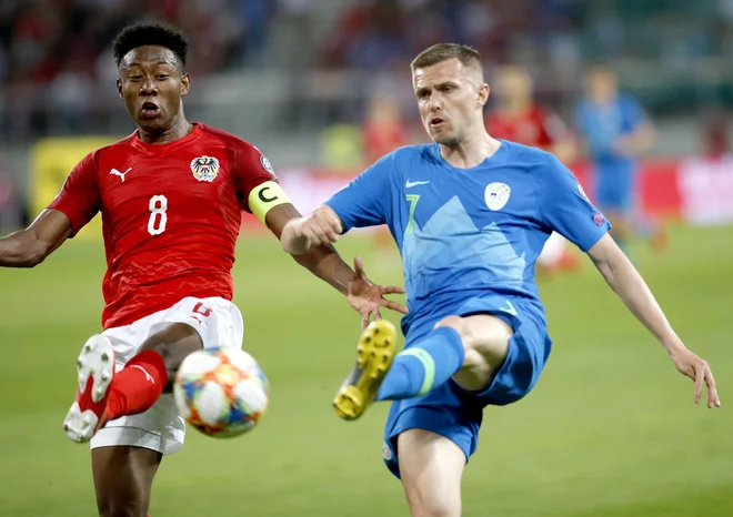 Nazadnje sta Avstrija in Slovenija igrali v Celovcu, na fotografiji dvoboj Davida Alabe in Josipa Iličića. FOTO: Roman Šipić
