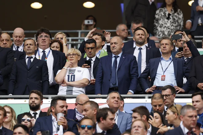 Na rating politika ima večji pozitivni vpliv udeležba na tekmi med Cedevito Olimpijo in Krko, na primer, kot ogled tekme v Dallasu in ogled nogometne tekme v Mariboru bolj kot navzočnost na tekmi v Münchnu. FOTO: Leon Vidic