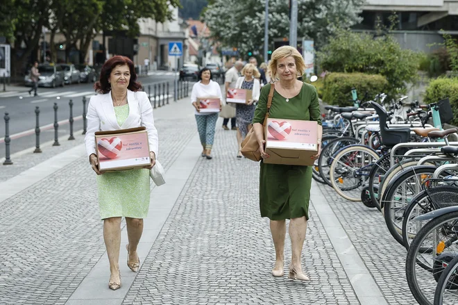 Pobudnice so danes dopoldne prinesle 7561 overjenih podpisov v državni zbor. Foto Jože Suhadolnik