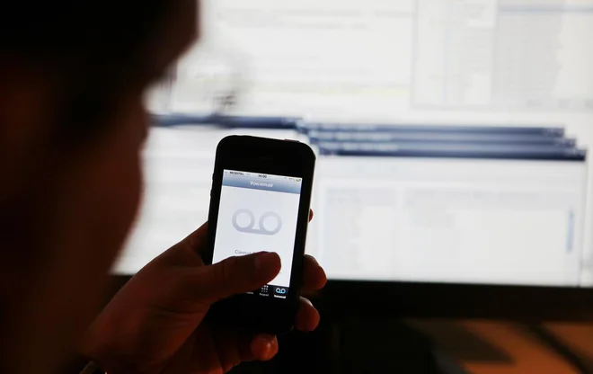 Na telefon ne nameščajte ničesar in klic prekinite. FOTO: Jože Suhadolnik/Delo