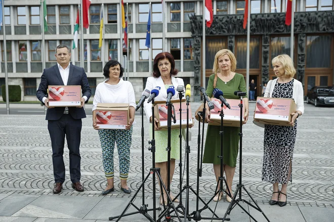 V dveh mesecih so pobudnice za spremembo kazenskega zakonika za zmanjšanje nasilja v zdravstvu zbrale 7561 overjenih podpisov volivcev in volivk. Foto Jože Suhadolnik