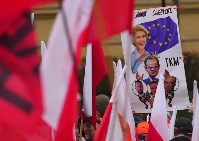 Poljski kmetje že dolgo ne skrivajo nasprotovanja evropskemu zelenemu dogovoru. Podobe prve dame evropske komisije Ursule von der Leyen in poljskih politikov so se znašle na transparentih med nedavnim protestom pred kabinetom šefa poljske vlade Donalda Tuska. FOTO: Aleksandra Szmigiel/Reuters