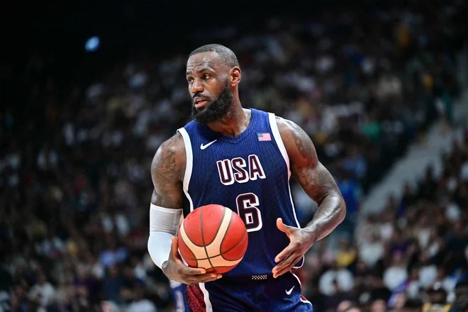 LeBron James bo na odprtju OI v Parizu nosil zastavo ZDA. FOTO: Giuseppe Cacace/AFP