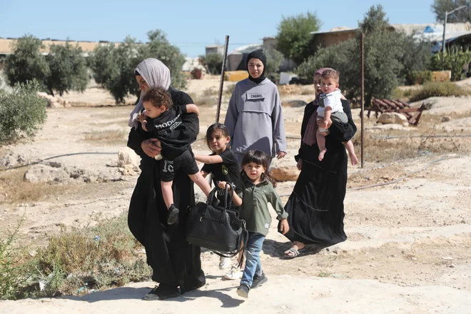 Od prvih evakuacij oktobra lani se ponavlja vzorec prisilnega razseljevanja civilistov v t. i. varna območja, ki sčasoma postanejo tarča izraelskih napadov. FOTO: Mosab Shawer/AFP