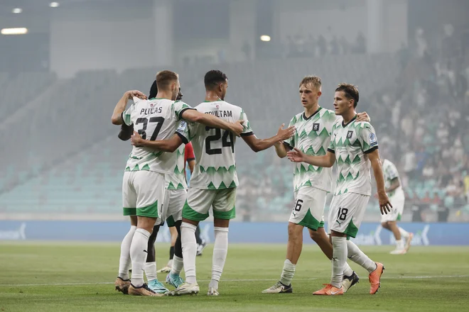 Najmanj so se v uvodnem kolu 1. SNL utruddili nogometaši Olimpije, za katere je prvi gol v članski konkurenci in v svoji prvi tekmi v 1. SNL dosegel Dino Kojić (drugi z desne). FOTO: Leon Vidic/Delo
