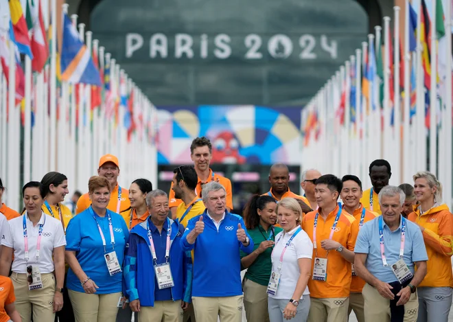 Bach je bil nad ogledom olimpijske vasi navdušen. FOTO: Reuters