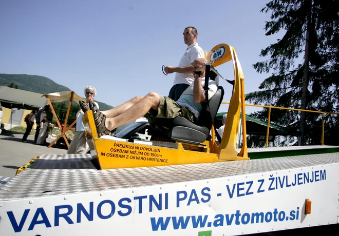 Decembra lani je bila skoraj tretjina imetnikov vozniških dovoljenj starejših od 61 let, med njimi je bilo 880 starejših od 90 let. FOTO: Roman Sipić/Delo