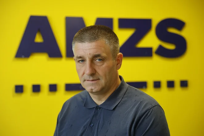 »Naša pobuda se razvija v smeri vseživljenjskega osveževanja znanja s področja varne udeležbe v prometu za vse generacije voznikov. Zdaj je tako, da ko nekdo opravi vozniški izpit, do 80. leta starosti oziroma do 70. leta za tiste, ki so vozniško dovoljenje pridobili po januarju leta 2013, nima nobene 'obveznosti', da osvežuje svoje znanje. Vemo pa, koliko sprememb se zgodi že v nekaj letih, kaj šele desetletjih,« pravi Erik Logar. FOTO: Jože Suhadolnik/Delo