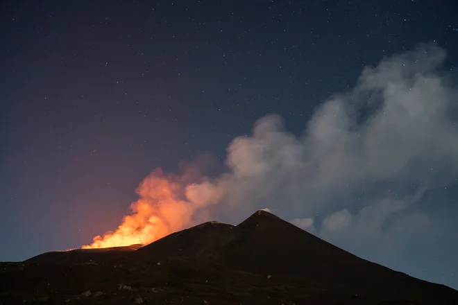 Lete so bodisi odpovedali bodisi preusmerili na druga letališča, so sporočili iz družbe, ki upravlja letališče. Znova bo začelo obratovati, ko se izbruh umiri. FOTO: Etna Walk/Marco Restivo/Reuters