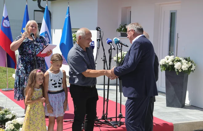 Ključe novega doma je prejela družina iz Velunje, katere prejšnji dom je na seznamu evidentiranih objektov, ki zaradi posledic lanskih poplav in plazov niso več primerni za bivanje. FOTO: Dejan Javornik/Slovenske novice