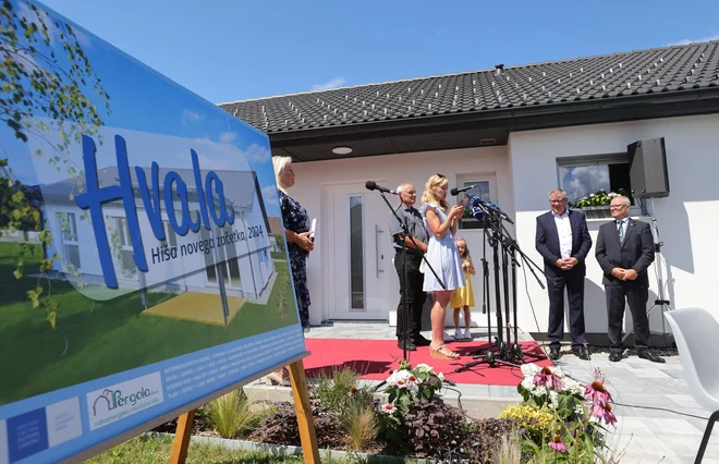 Ključe novega doma je prejela družina Stropnik iz Velunje, katere prejšnji dom je na seznamu evidentiranih objektov, ki zaradi posledic lanskih poplav in plazov niso več primerni za bivanje. FOTO: Dejan Javornik/Slovenske novice