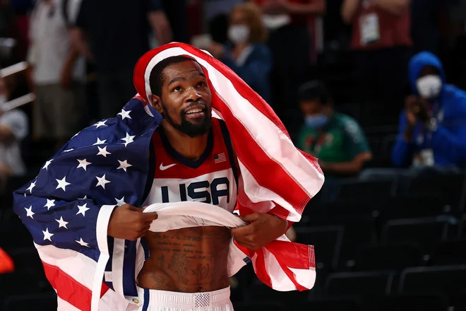 Kevin Durant se je veselil zlate kolajne v Tokiu. FOTO: Brian Snyder/Reuters