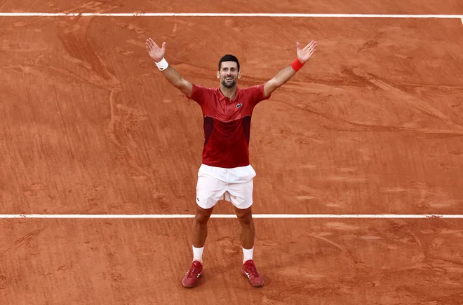 Novak Đoković je doslej na pariškem pesku osvojil tri lovorike, zdaj bo prav tu napadel naslov olimpijskega prvaka.
FOTO: Yves Herman/Reuters