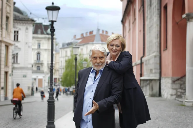 Z Borisom Cavazzo in Ksenijo Benedetti naj bi se pred projekcijo filma Vesna, na odprtem,­ v vasi Dragatuš pogovarjali o ljubezni. FOTO: Leon Vidic/Delo