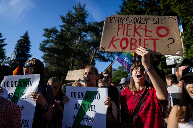 Na neizpolnjene obljube vlade je v Varšavi opozarjalo več tisoč protestnic in protestnikov. FOTO: Wojtek Radwanski/AFP