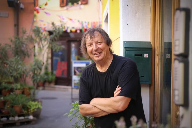 Drago Mislej - Mef v zapisih v tedniku Mandrač redno opozarja na aktualne lokalne in nacionalne teme, njegovi vpogledi v človeško bivanje pa delujejo globalno. FOTO: Leon Vidic