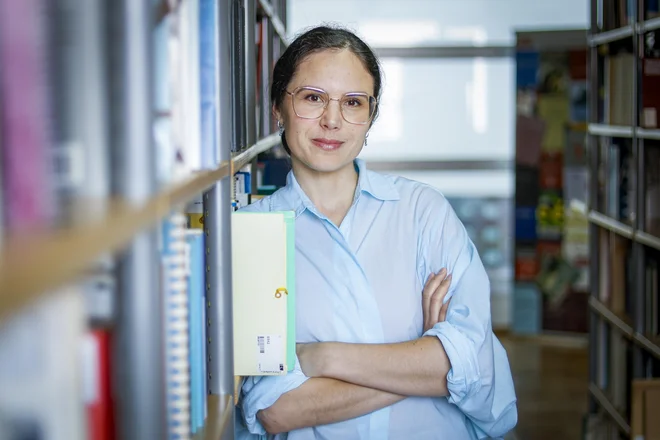 Nina Beguš poudarja pomembnost raziskovanja etičnih vprašanj hkrati z grajenjem samega izdelka in vizije razvoja UI. FOTO: Jože Suhadolnik

 
