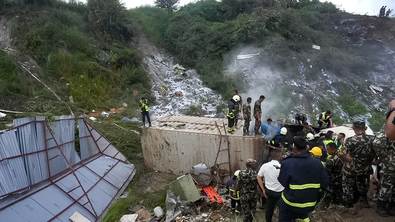 Na letalu so bili dva člana posadke in 17 tehnikov, namenjeno pa je bilo v mesto Pokhara, kjer naj bi popravili drugo letalo. FOTO: Prabin Ranabhat/AFP
