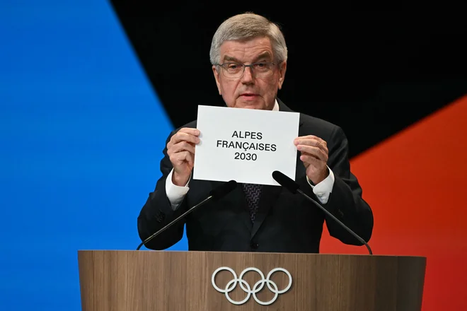 Predsednik mednarodnega olimpijskega komiteja Thomas Bach je objavil prireditelja zimskih olimpijskih iger leta 2030. FOTO: Fabrice Coffrini/AFP
