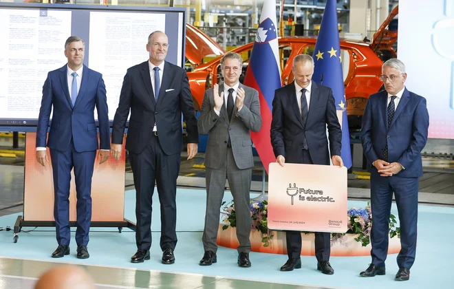 Podpis pogodbe Revoz. FOTO: Jože Suhadolnik