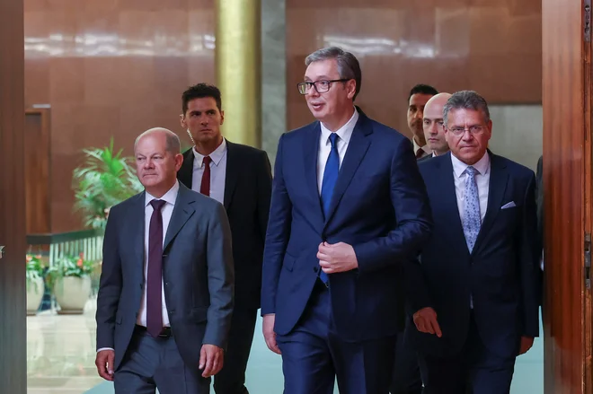 Nemški kancler Olaf Scholz, srbski predsednik Aleksandar Vučić in podpredsednik evropske komisije Maroš Šefčović med nedavnim srečanjem v Beogradu, ko so se dogovorili, da bo Srbija evropskim kupcem zagotavljala litij. FOTO: Zorana Jevtic/Reuters