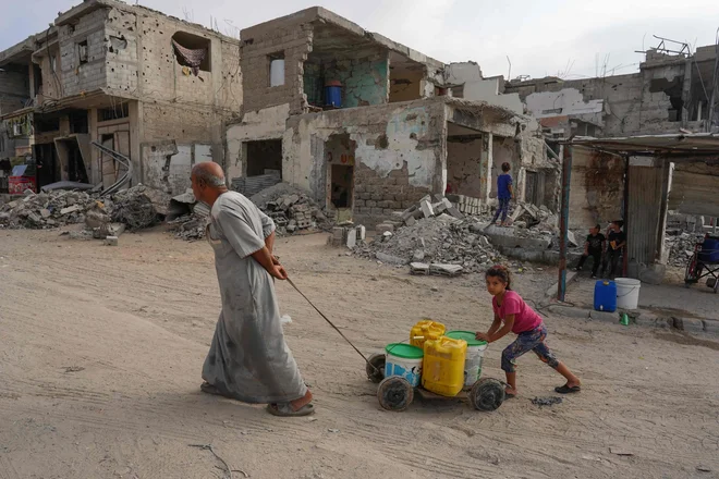 V Han Junisu je bilo od ponedeljka ubitih najmanj 121 Palestincev. FOTO: Bashar Taleb/AFP