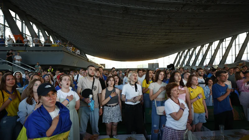 Tako vzneseno nogometni navijači spremljajo tekme v domovini, kadar ukrajinska moštva igrajo na tujem. FOTO: Valentin Ogirenko/ Reuters
