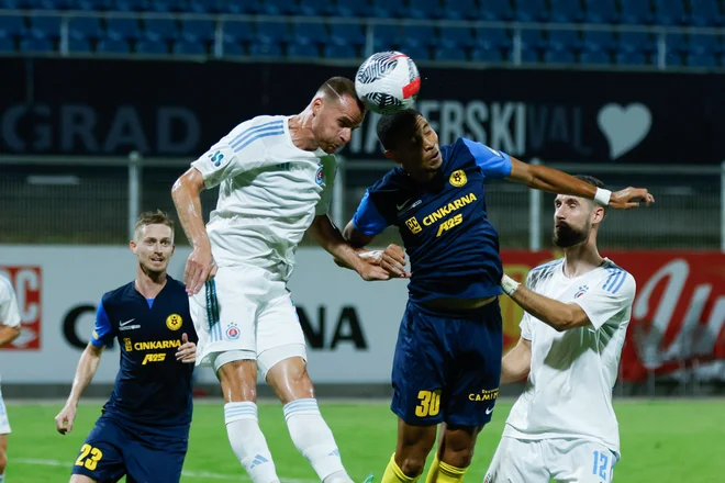 Nogometaši Celja ter bratislavskega Slovana so uprizorili zelo bojevito predstavo. FOTOGRAFIJE: Leon Vidic/Delo