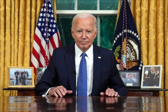 Ameriški predsednik Joe Biden med televizijskim naznanjanjem odpovedi ponovne predsedniške kandfidature. FOTO: Evan Vucci/AFP