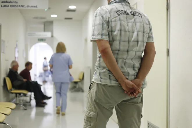 Tujim zdravstvenim delavcem bi zmanjšali birokratske procese. FOTO: Leon Vidic/Delo