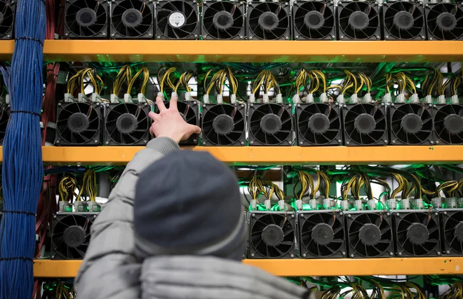 Zmogljivi računalniki za rudarjenje kriptovalut zahtevajo tudi zmogljive ventilatorje za hlajenje.
Foto Christinne Muschi/Reuters