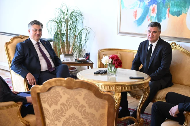 Hrvaški predsednik vlade Andrej Plenković in predsednik države Zoran Milanović se malokdaj strinjata, v javnosti redno napadata drug drugega, toda Milanović vladne odločitve za zvišanje tudi njegove plače tokrat ni napadel. FOTO: Goran Mehkek/Cropix