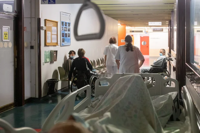 Novi pravilnik o naročanju in upravljanju čakalnih seznamov ter najdaljših dopustnih čakalnih dobah ne bo vplival na krajšanje čakalnih vrst.

Foto Voranc Vogel